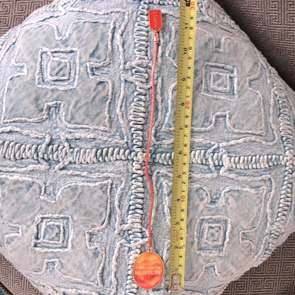 'HUSTLIN' BOOKMARK PENDANT - Picture 8 of 8